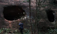 酉阳神秘苗族崖墓群落似“仙人洞”