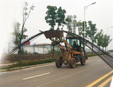 铲车托举着10多米长钢筋霸道 难过！后面二三十辆车堵百多米