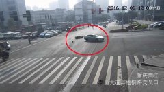 外卖哥无证驾驶闯红灯被撞 被处5日行政拘留