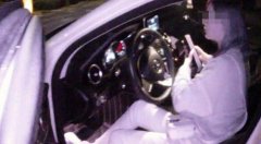 女司机酒驾遇检查停路边躲避 刚停下就被追尾