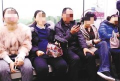 好心乘客给孕妇让座 她却一个箭步冲上去