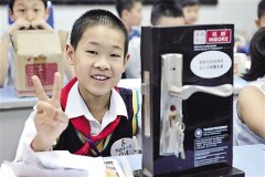 爸爸晚上回家摸黑找锁孔 科技控儿子贴心发明开门神器