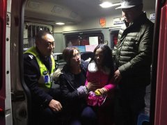 5岁女孩半夜衣着单薄 哭着满街找妈妈