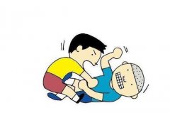 好心给醉酒乘客指路 不料却被打成“熊猫”