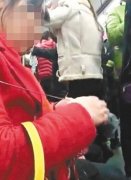 在挤满人的车厢里织毛衣  这位大妈差点戳瞎我的眼