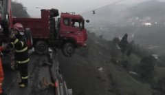 货车失控冲到悬崖边  消防＂悬空＂救人