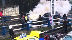 鹅公岩大桥上一辆轿车发生自燃
