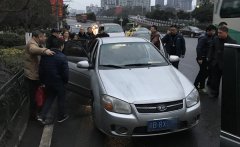 “羊儿客”当翘脚老板  雇人开黑车