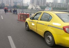 为抢业务急超车 毁车又伤人