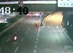 横穿马路出事故    摩托车司机和横穿马路的男子均被撞飞