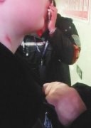 帮捡5毛钱被误会抢钱 八旬老人掐他脖子不放