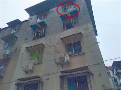 6岁女孩爬上窗台哭着找妈妈 民警兵分两路及时救下她