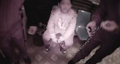 为督促孙子赶寒假作业  奶奶在孙子的脚上拴上铁链