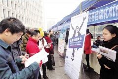 企业抛入职大礼包抢人 应聘者：等等看