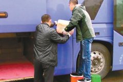 大巴司机图省事 行李箱里囤柴油