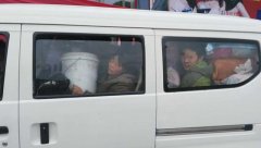 太挤了！小车客货混装 乘客脸被挤得贴车窗上