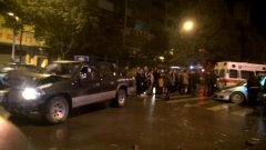 黔江凌晨发生车祸 两车相撞一人被困