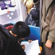 作业没写完被打出门 男孩元宵夜蹲在轨道站
