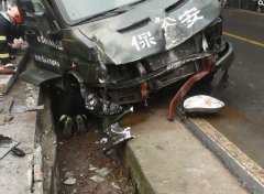 重庆一运钞车撞倒2名行人 驾驶员：当时为避让野狗