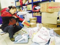 女快递员送6件水到8楼 致腰椎滑脱住院花8万元