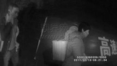 奇葩！两老人在高速路上拦车