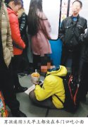 这位男孩好“霸气” 连续3天坐在轻轨车门口吃小面