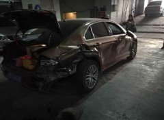 男子倒车不当连撞3车 因保险过期预计损失10万元