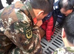 铅笔落下水道，男孩捡笔手遭卡