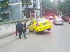 出租车卡石梯进退不得