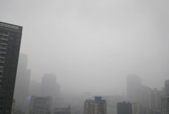 重庆今晨遭遇大范围雾天 多收费站入口管制