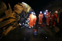 装载机侧翻二人被困 消防大队紧急救援