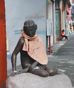 整个画风都变了！重庆主城一裸体雕塑被人披上外套