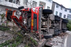 好吓人！凌晨大型罐车“飞”进院坝