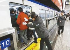 重庆轨道三号线有多挤？ 看完这些忍不住笑出声