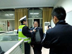 绿灯亮了他不走 大家都以为不好了 结果......