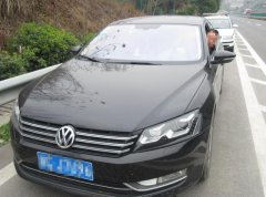 男子因太困高速睡大觉 被开罚单后接着睡