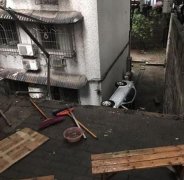 新手女司机转弯不减速 撞伤行人冲下6米深沟