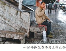 棒棒将废弃石材制成“歇脚石”