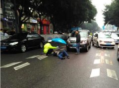 点赞！重庆2名“摩巡”队员雨中为伤者撑伞20分钟