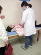 送人转院帮办手续不收车费 全家苦寻这位好心的哥