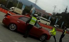 黑车为逃检查高速逆行 冲撞警车