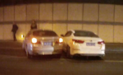 惨！开车捡手机起亚撞宝马