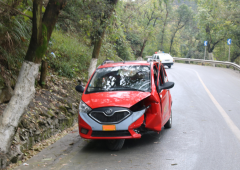 一个三轮装了700斤人 撞上山崖差点“洗白”