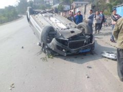 小车翻倒“四脚朝天” 驾驶员一心两用惹的祸