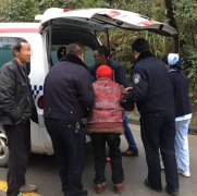 七旬老太不慎摔倒无人敢扶 热心民警及时救助