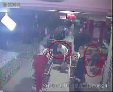 两小偷深夜潜伏超市 偷走两万元茅台酒