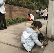 7岁小学生环湖捡垃圾 捡得最多的是烟头
