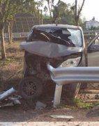 高速路上疲劳驾驶车被护栏刺穿 致一家4口受伤