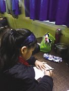 7岁女孩放学回家坐过了站 调度员当临时“家长”辅导作业