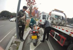 00后小鲜肉脑洞大 当街问警察:开摩托为啥还要驾驶证？